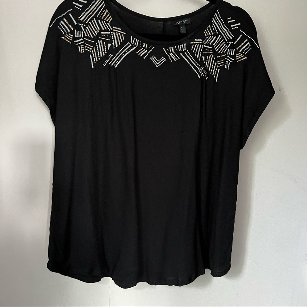 Apt 9 woman’s PXL Black Top with embroidered line embellishments